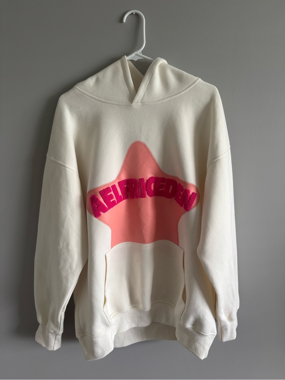 Aelfric Eden Cream Star-Graphic Hoodie Sweatshirt with Pink Accents
